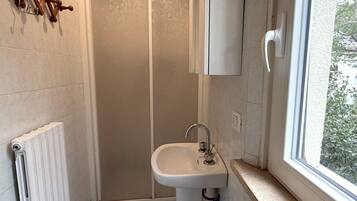 Een douche, een bidet, handdoeken