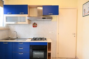 Fridge, oven - M314 - Marcelli, comfortable three-room apartment 200 meters from the sea (Marcelli)