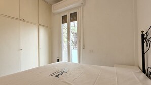 A bedroom with a bed, wardrobe, and window. - M314 - Marcelli, comfortable three-room apartment 200 meters from the sea (Marcelli)