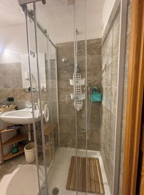 Dusche, Haartrockner, Bidet, Handtücher