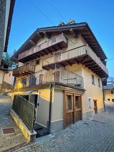 Chalet Coeur du Village – Cozy Alpine Retreat in the Heart of La Thuile!