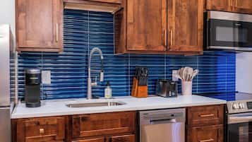 Geladeira, micro-ondas, fogão, cooktop