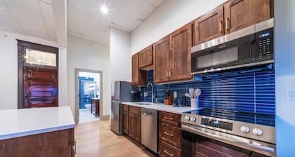 The Conservatory Suite - Huge, Luxury 3-Bedroom Apartment in Downtown Sedalia