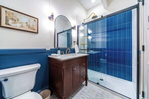 Bruser, hårtørrer, håndklæder, Sæbe