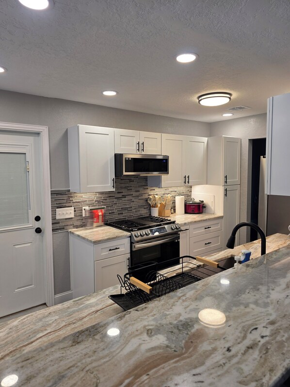 冷蔵庫、電子レンジ、オーブン、コンロ