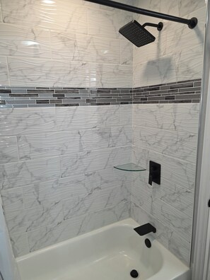 Dusche, Haartrockner, Handtücher, Seife