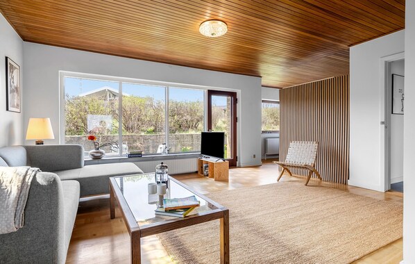 Fernseher, Tischfußball, Tischtennisplatte