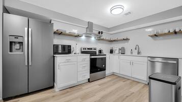 Frigorífic, microones, forn i placa de cuina