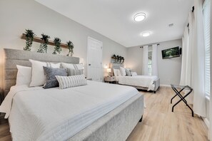 6 عدّة غرف نوم ومكتب ومكواة/لوح كي وسرير سفر