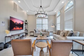 Smart TV, fireplace, video games, offices - Conference House Near Emory/CDC w/ Arcade (Atlanta)