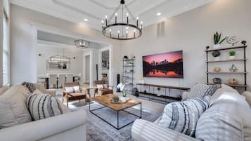 Smart TV, chimenea, videojuegos y oficina