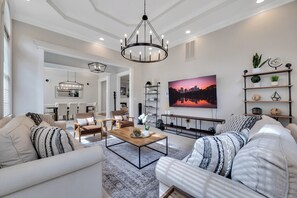 تلفزيون ذكي، مدفأة، ألعاب فيديو، مكتب