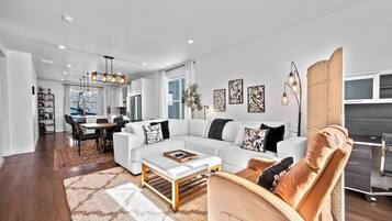 Smart-tv, een open haard en een kantoor