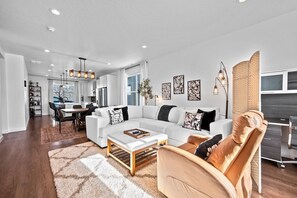 Smart TV, fireplace, offices - Roam Ski Den R5949B|1BR Snowbasin Retreat |Hot Tub (Mountain Green)