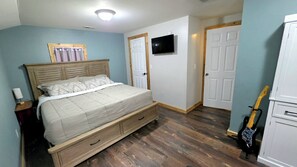 4 bedrooms, desk, iron/ironing board, WiFi