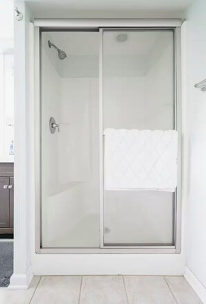 Douche, sèche-cheveux, serviettes fournies, savon