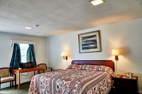Premium bedding, desk, WiFi (free), bed sheets