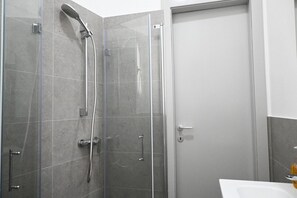 Shower, bidet, towels