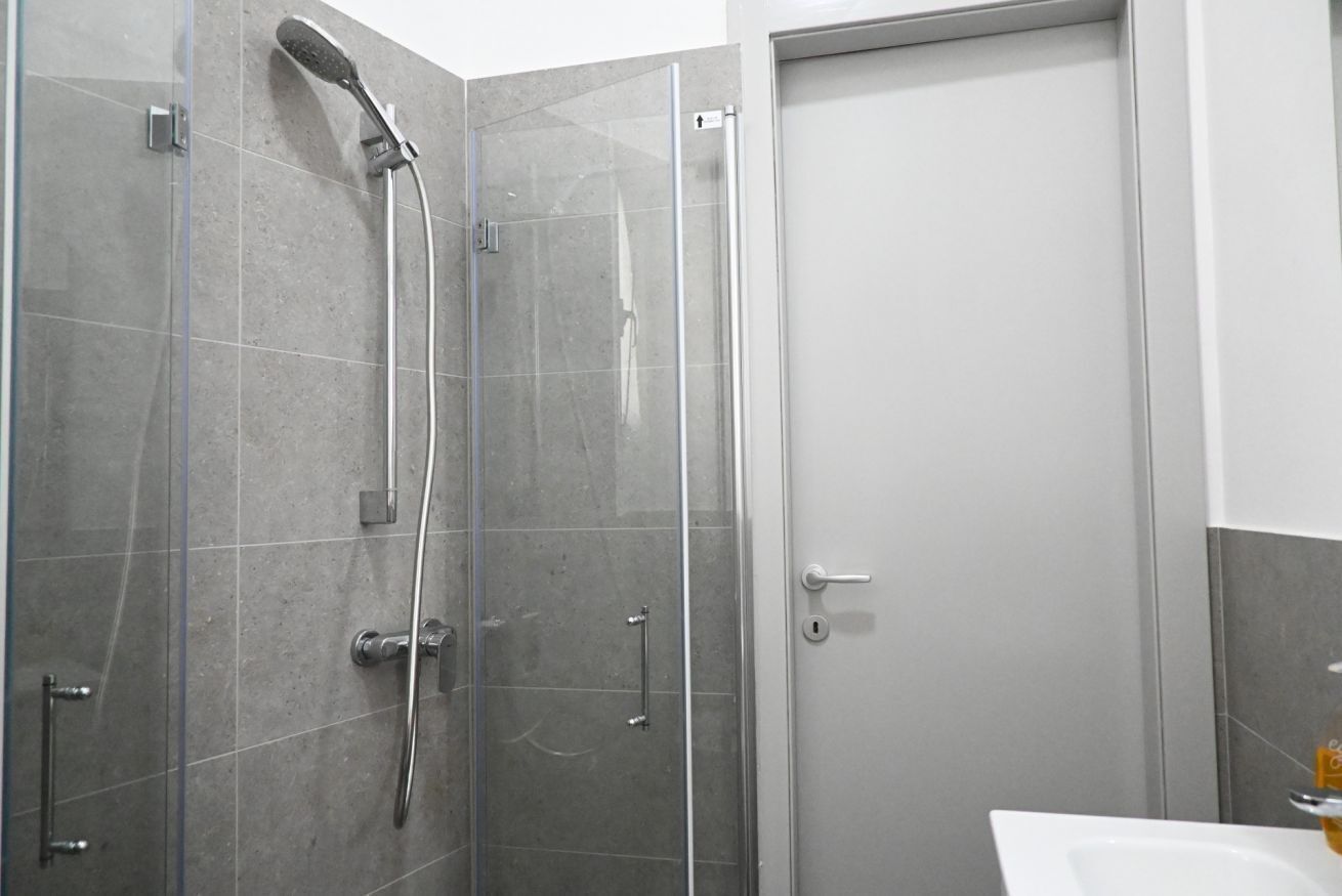 Shower, bidet, towels