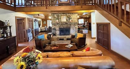Rustic but elegant 4-bedroom farmhouse in Canton with WiFi and AC