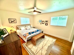 3 bedrooms, desk, iron/ironing board, travel cot - Sweet Home Knox-7 min. to UT Stadium & Downtown. Pet friendly/Fenced yard. (Knoxville)