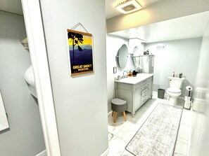 Dusche, Haartrockner, Handtücher, Seife