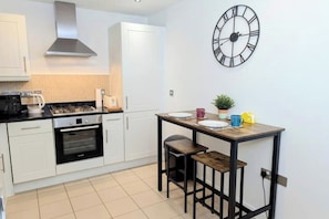 Mikrobølgeovn, ovn, kokeplater og oppvaskmaskin