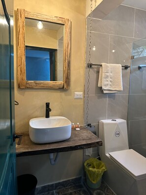 Phòng 3 cơ bản | Phòng tắm | Buồng tắm vòi sen, khăn tắm 