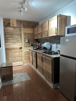 Phòng phong cách cổ điển | Bếp riêng | Tủ lạnh, lò vi sóng, dụng cụ nấu nướng/bát dĩa/dao nĩa 