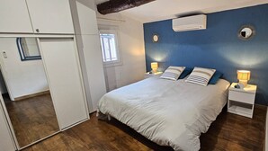 A bedroom with a bed, bedside lamps, a wardrobe, and a window. - MINI-VILLA - LEA TARCO - SEA VIEW - AIR CONDITIONING (TARCO CONCA)