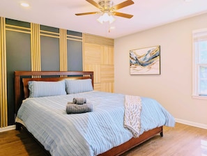 5 bedrooms, desk, laptop workspace, iron/ironing board - 460 Holt (Marietta)