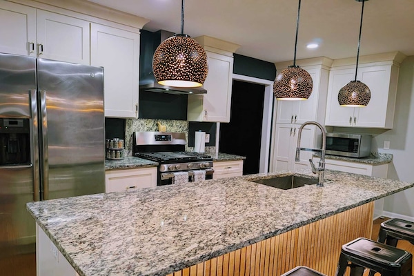 Full-size fridge, microwave, oven, stovetop