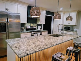 Full-size fridge, microwave, oven, stovetop