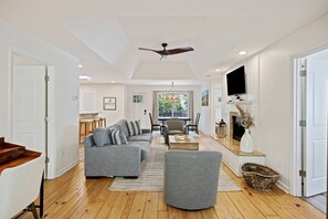 Een smart-tv en een open haard