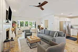 Een smart-tv en een open haard