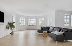 Smart-TV, Tischfußball, Tischtennisplatte