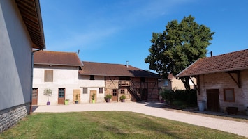 Façade de la grande ferme bressane. AccÚs à la cour par un chemin privatif (dépendances disponibles pour ranger vos vélos)