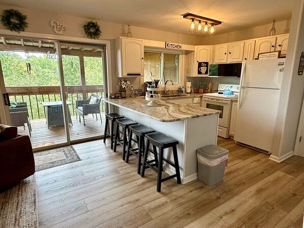 冷蔵庫、電子レンジ、オーブン、コンロ