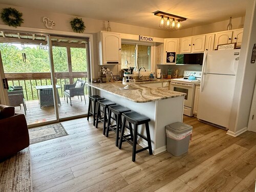 Mountain Retreat - Hot Tub - King Beds - Views of Mt. Yonah - New Floors!