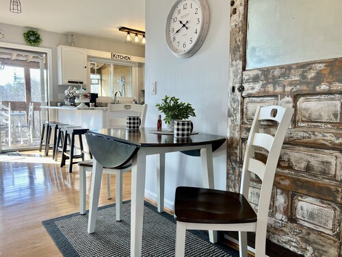 Mountain Retreat - Hot Tub - King Beds - Views of Mt. Yonah - New Floors!