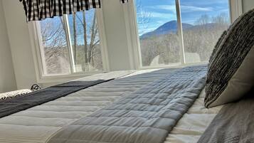 3 bedrooms, desk, iron/ironing board, travel crib