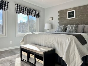 3 室のベッドルーム、デスク、アイロン / アイロン台、旅行用ベビーベッド