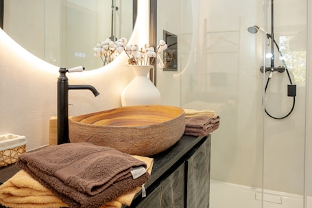 Shower, hair dryer, towels. Apartment 'Kali-Milo' with Shared Garden and Wi-Fi