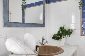 Suihku, hiustenkuivaaja, pyyhkeet