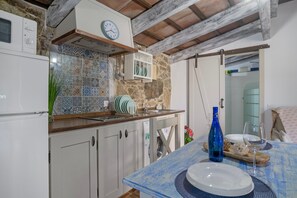 ثلاجة، ميكروويف، موقد طهي مسطح، ماكينة لصنع القهوة/الشاي