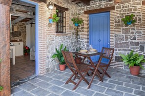 Outdoor dining - Holiday Home 'Laura' with Shared Pool, Wi-Fi and Air Conditioning (Conil de la Frontera)