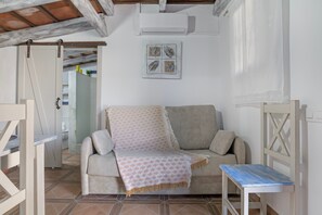 TV - Holiday Home 'Laura' with Shared Pool, Wi-Fi and Air Conditioning (Conil de la Frontera)