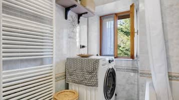 Een douche, een haardroger, handdoeken