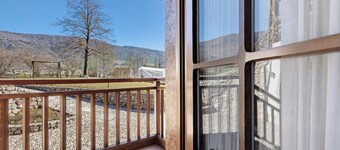 Appartamento 'Le More' con vista sulle montagne, balcone e Wi-Fi