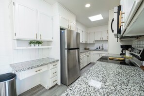 Mikrowelle, Ofen, Herdplatte, Geschirrspüler